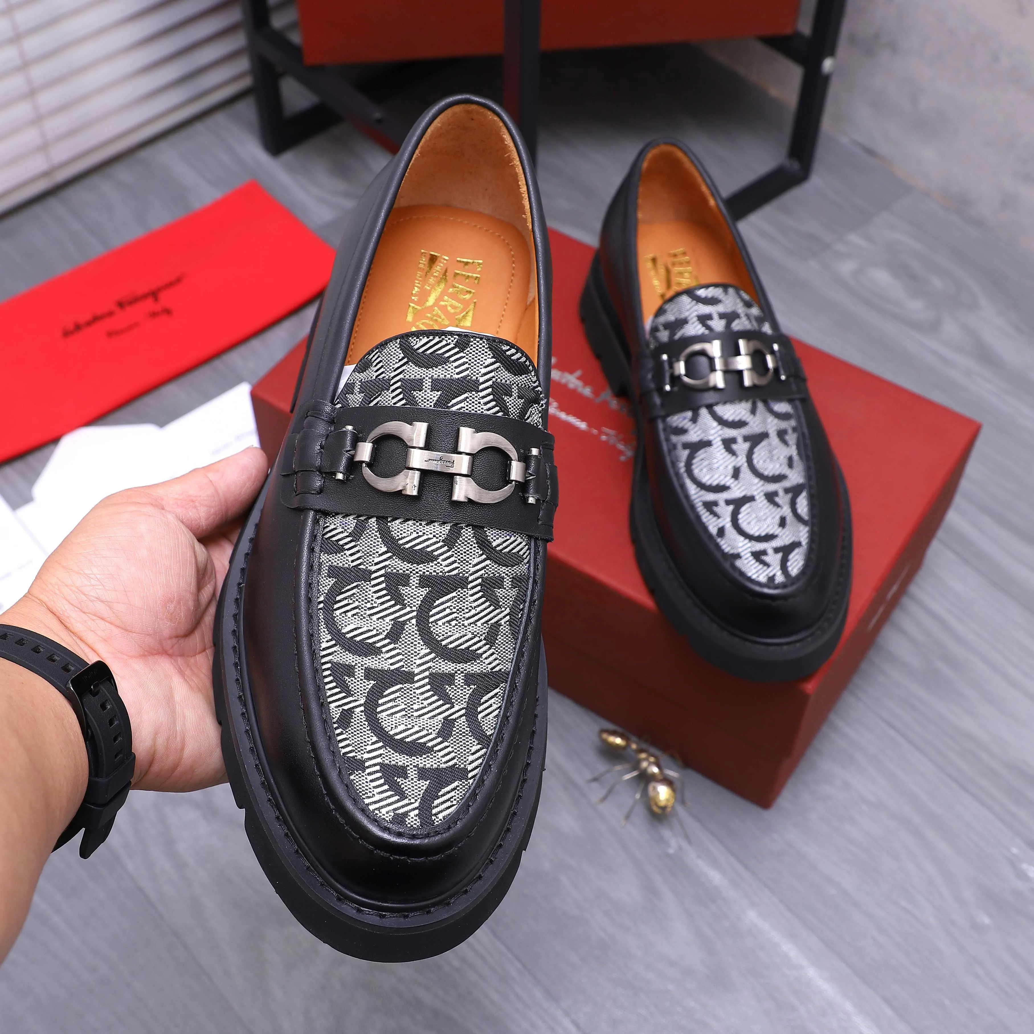 Men's shoes 💰680 Product trademark: Ferragamo " Ferragamo ] Business slip-on leather shoes Regular size: 39-44 (45 is custom-made and non-returnable) Product materials: Selected cowhide stitching woven upper, cowhide lining, original outsole